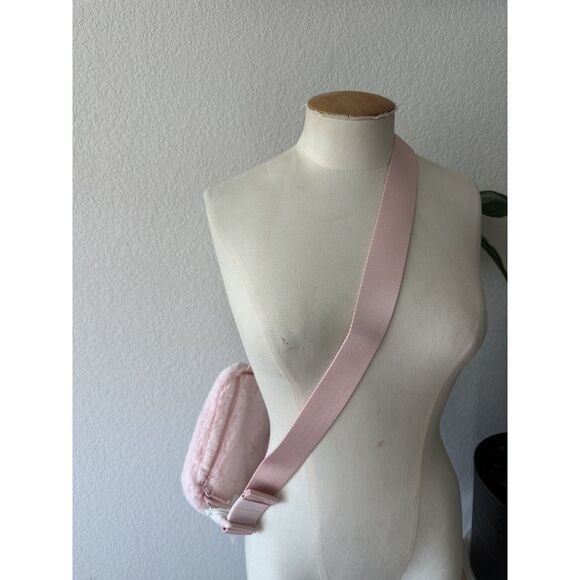 NWT Lululemon Everywhere FLEECE Belt Bag with GOLD Hardware - Picture 3 of 5